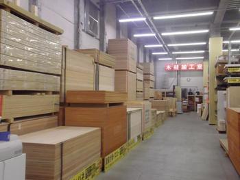 様々な種類の木材が並ぶ資材館の写真