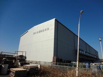 青空の下そびえる南日本運輸倉庫外観の写真