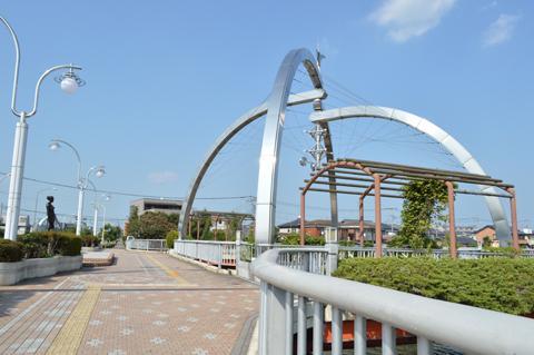 銀色の半円系のモニュメントが特徴的な古利根公園橋の写真