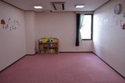 桜色をした床の小さな部屋の写真