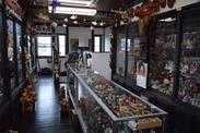 中央と壁側にガラスケースがあり商品が展示されている店内の写真