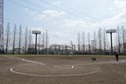 晴天に照らされる野球グラウンドの写真