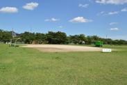 芝生の中央にある野外運動場の写真
