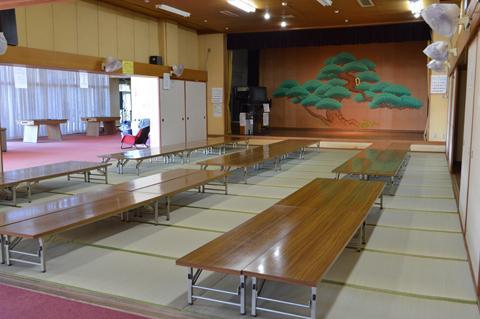 松の絵が描かれたホールが特徴的な幸楽荘の集会室の写真
