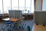 仕切りのついた机が並べられている自主学習室の写真