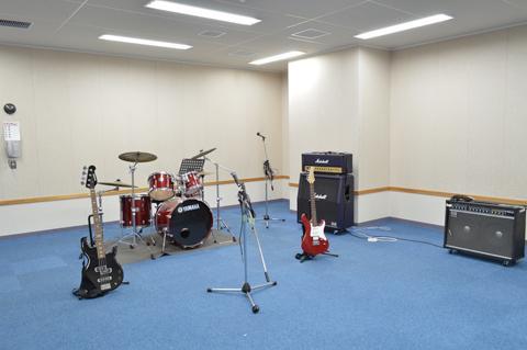 ドラム・ギター・ベースの揃ったグーかすかべの音楽スタジオの写真