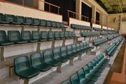 緑色の椅子が並ぶ野球スタンドの写真