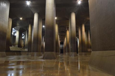 コンクリートの柱が立ち並ぶ、神殿のような調圧水槽の写真