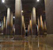 コンクリートの柱が立ち並ぶ調圧水槽の写真