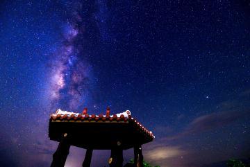 満点の星空の下佇む西表石垣国立公園の写真