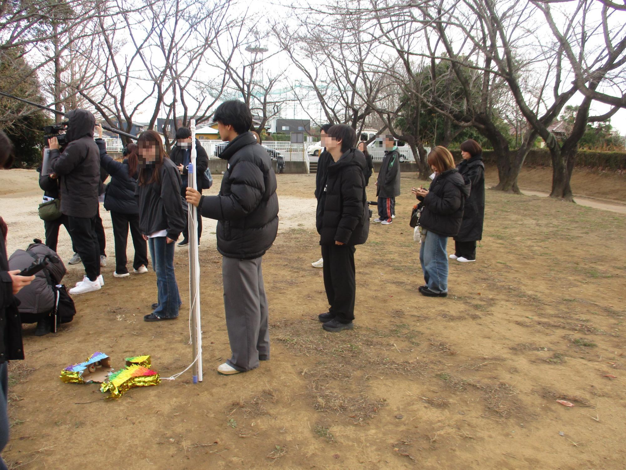 ロケ撮影の星形の段ボールが壊された様子