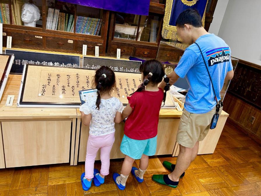 家族でなぞ解き問題を解いている様子