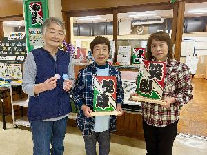 参加者の方がなぞ解きの賞品を持っている様子