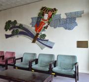 羽子板や川の形のモニュメントが飾られている広間の写真