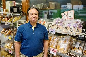 太田屋米菓店主の写真
