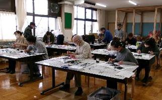 凧の文字に色を塗る参加者