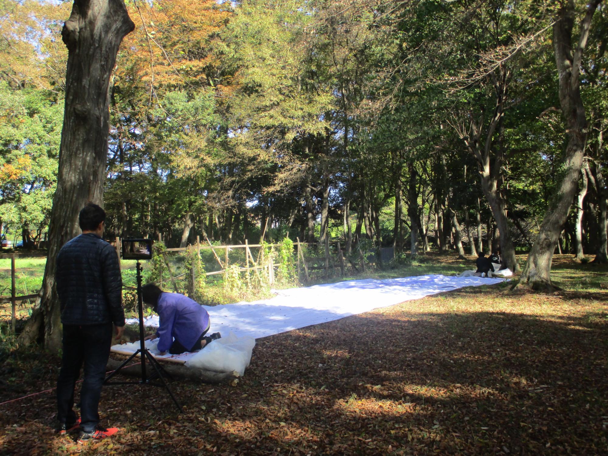 内牧公園に白い布を敷いて雪景色をつくっているところ