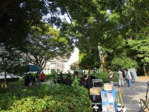 庄和総合支所南側の木陰で撮影をする様子の写真