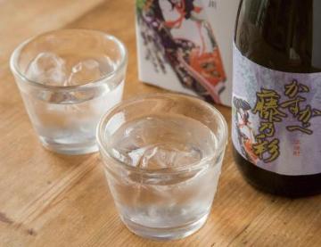 氷とともにグラスに注がれているかすかべ藤乃彩(ふじのいろどり)「芋」の写真
