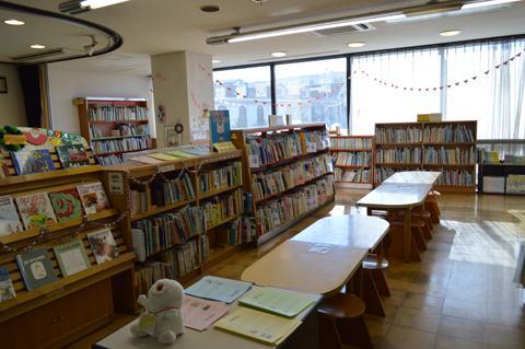 武里図書館の児童書コーナーの写真