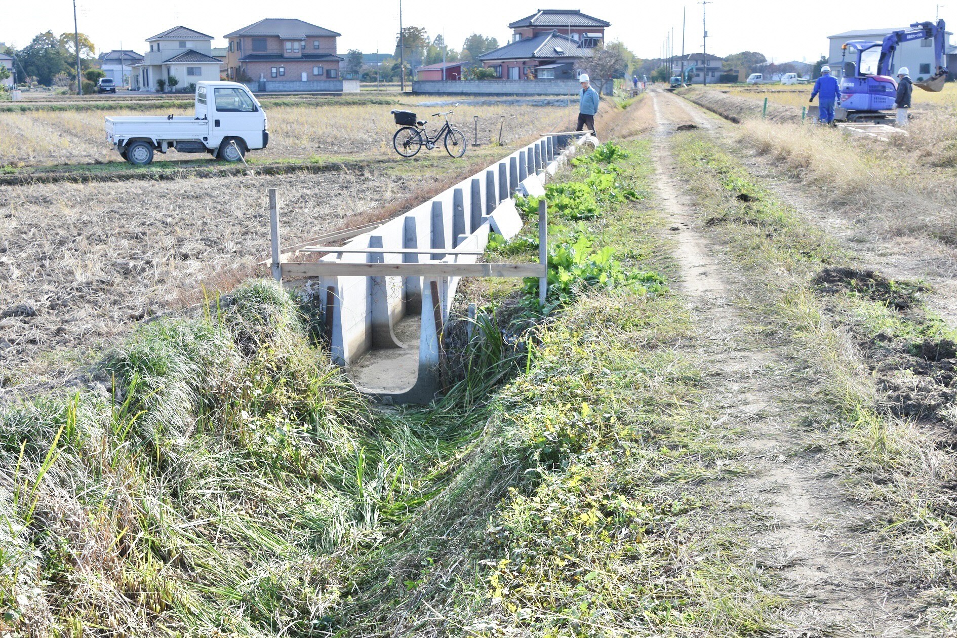 前年度に更新したコンクリート水路と今年度の施工箇所
