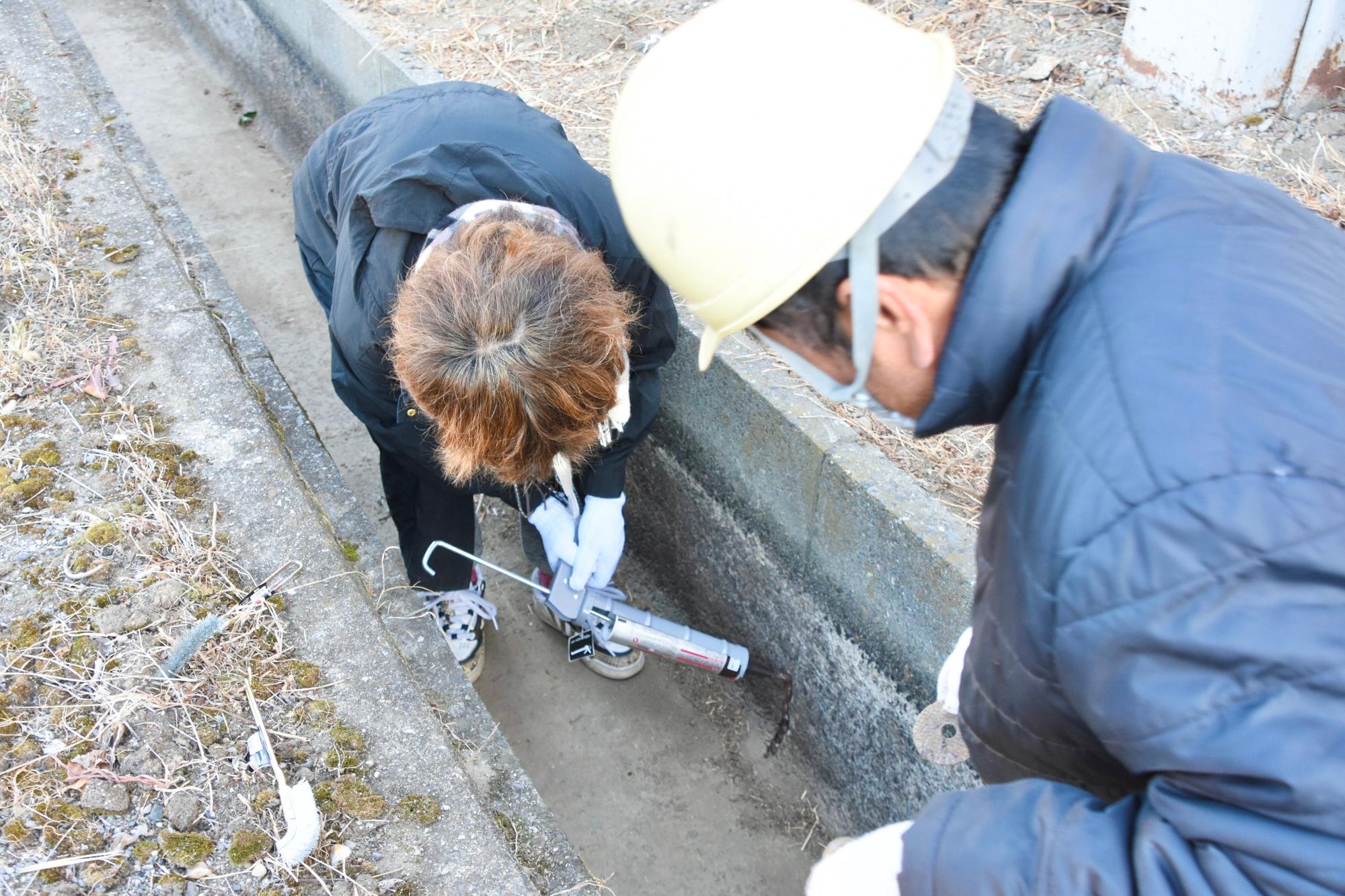 水路のコーキング補修