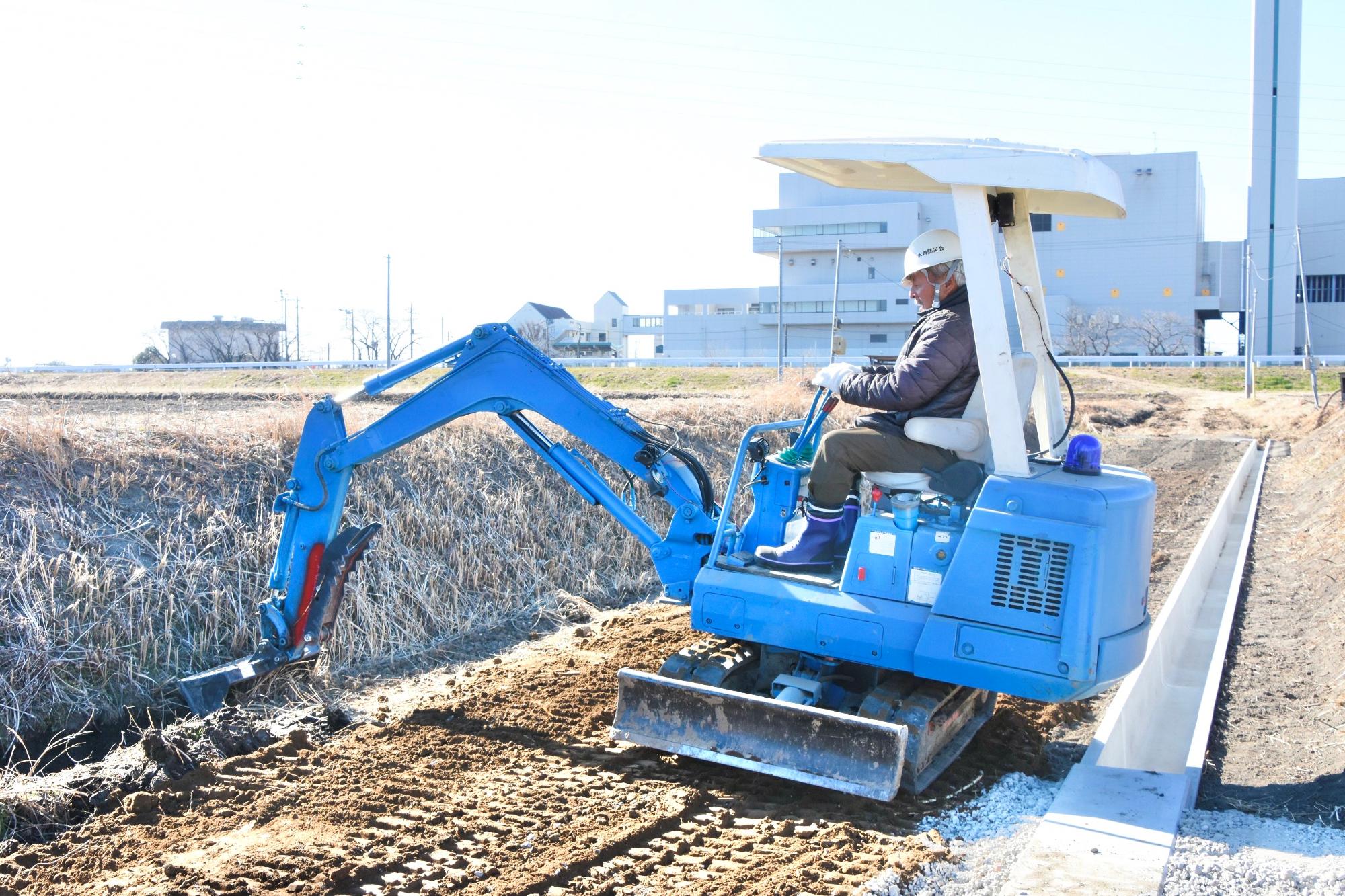 活動組織で揃いのヘルメットを装着して作業