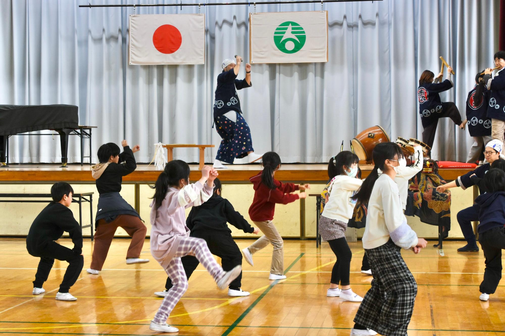 獅子舞の動きを真似るこどもたち