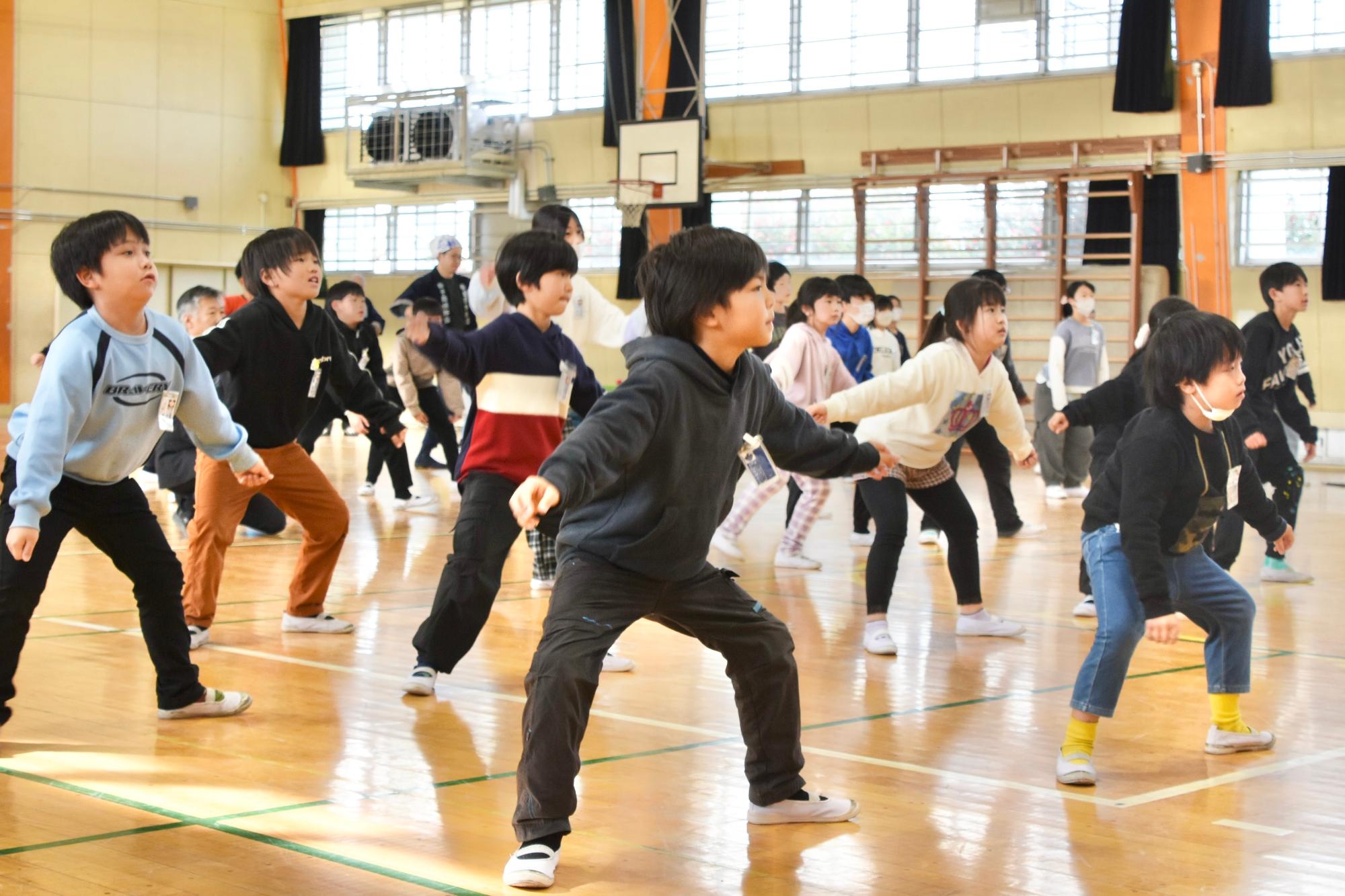 腰を落として獅子舞に挑戦