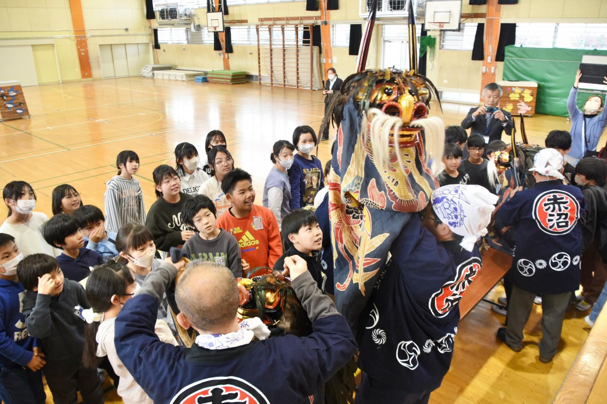 獅子頭をかぶる体験