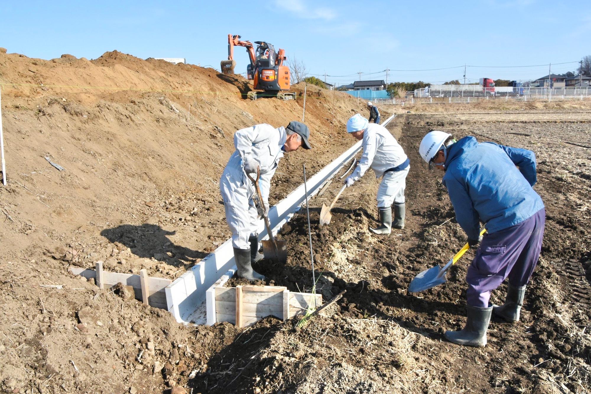 青空の下、埋め戻し作業