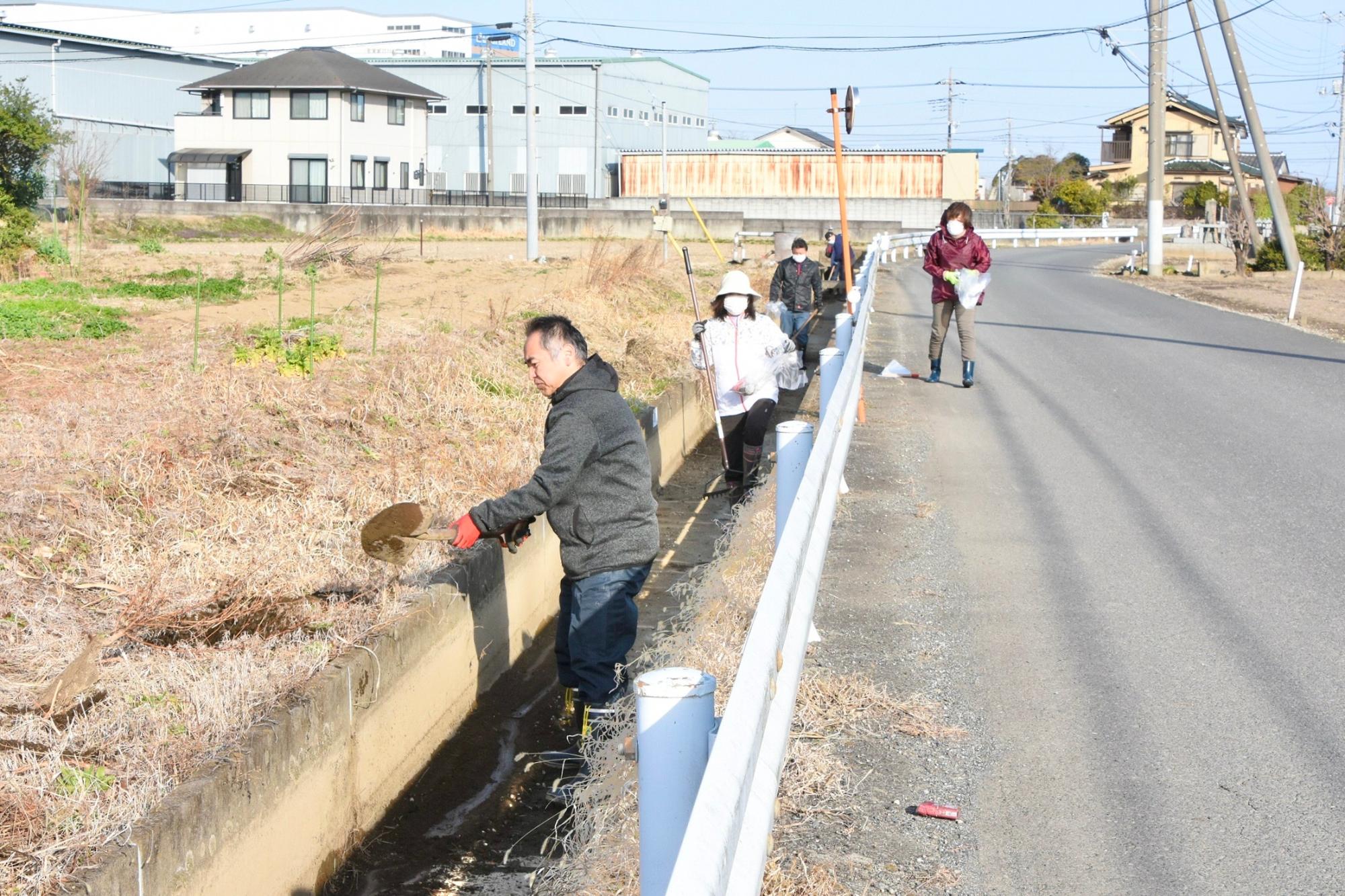 泥上げとゴミ拾いをする構成員