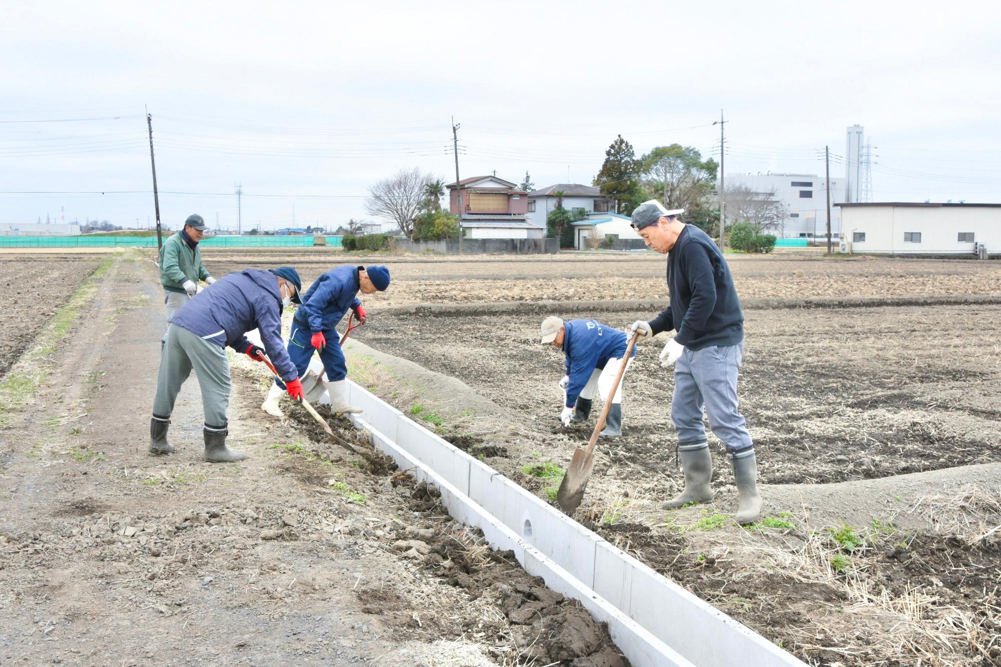 コンクリート水路の脇を埋めていく様子