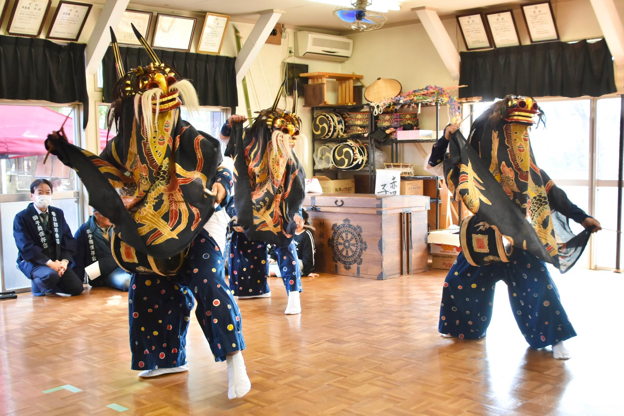 獅子舞の披露