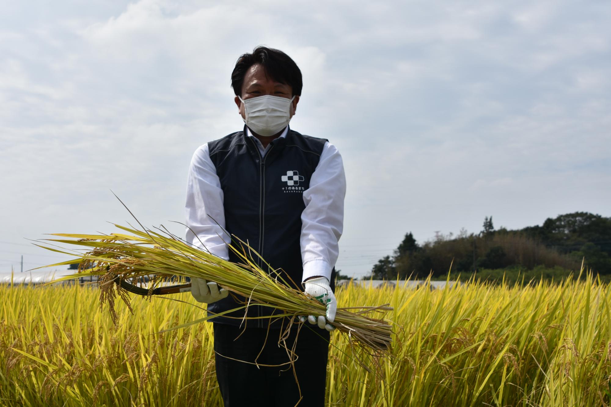 稲穂を持つ岩谷市長