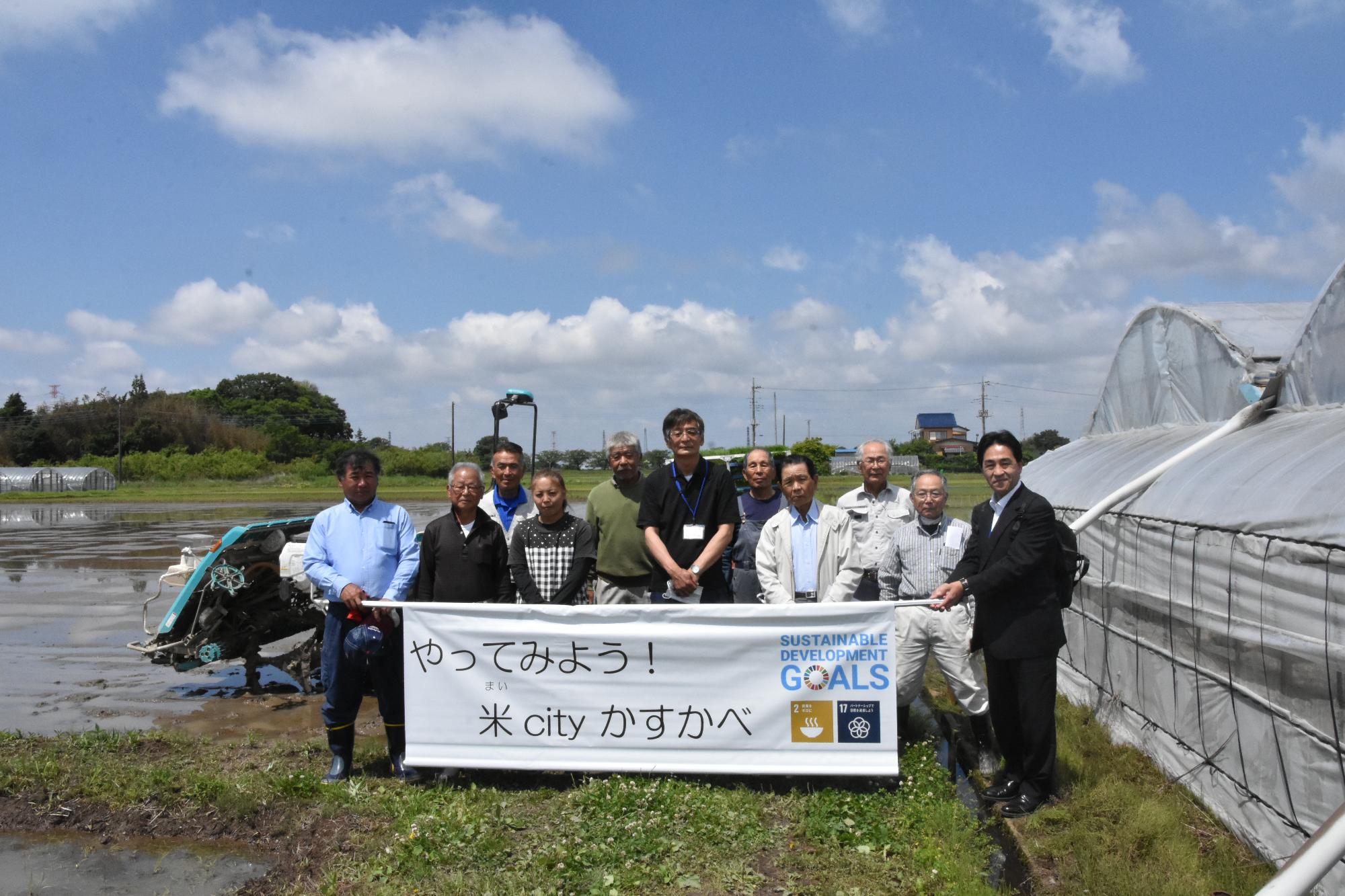 田植えを行う皆さん