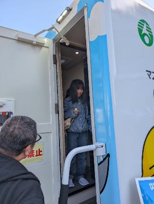 車内を見学する親子の様子