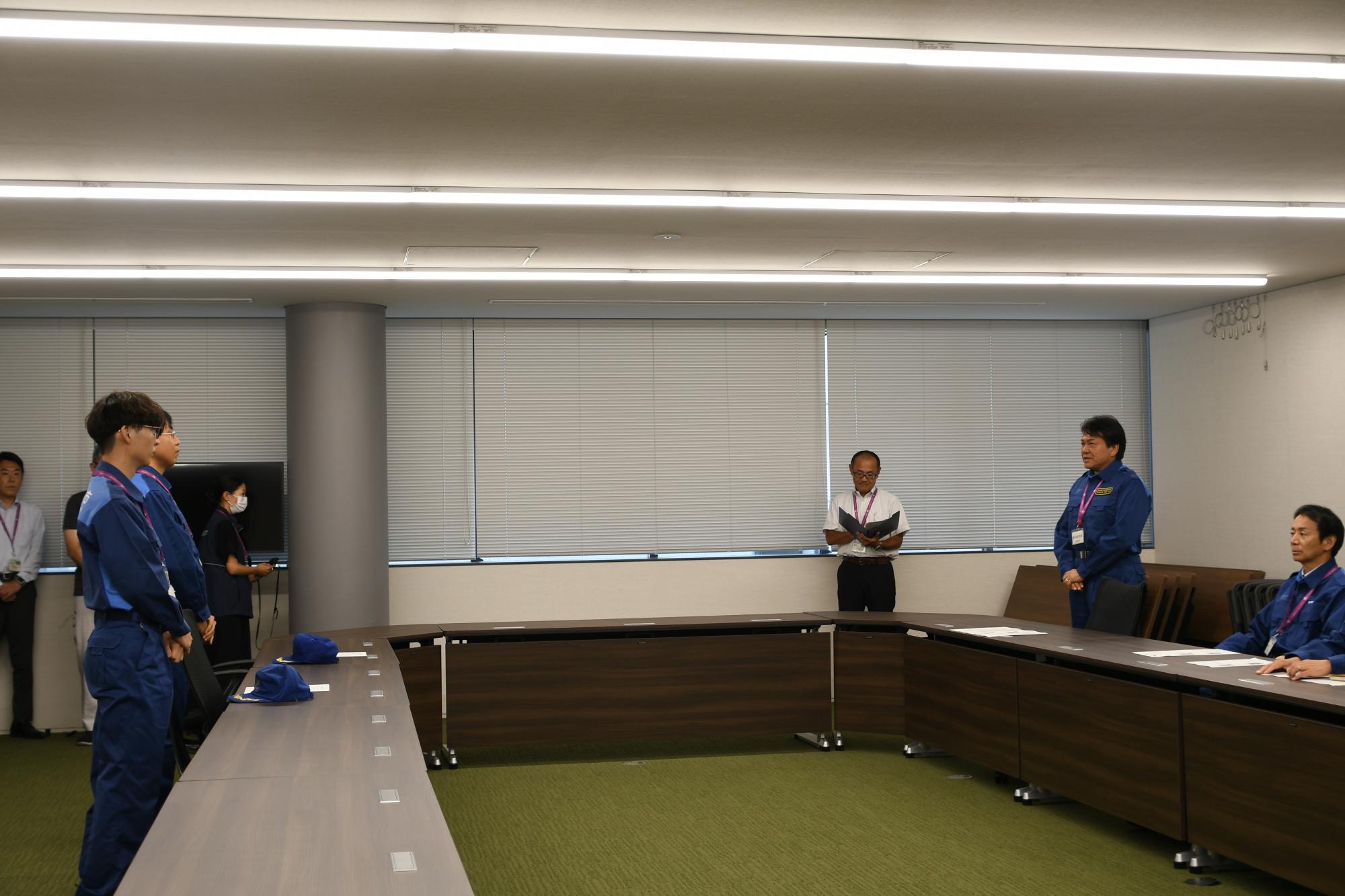 市長から激励の言葉をもらう派遣職員
