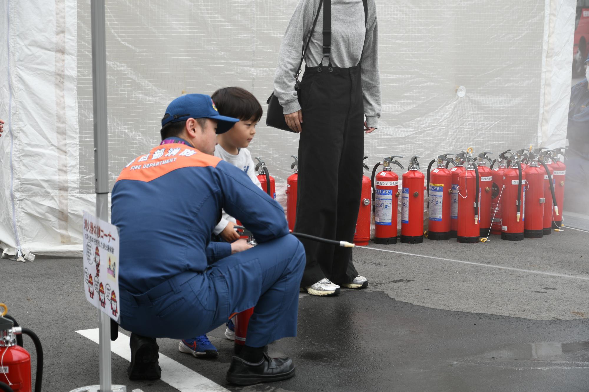 消火器体験中の男の子