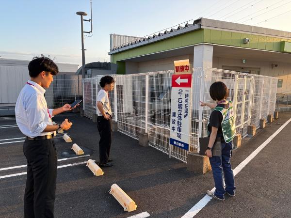 一時滞在場所を確認する様子