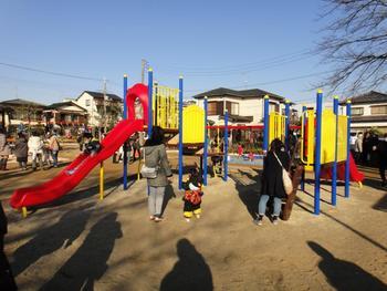 大沼第3公園に設置された複合遊具と、そこで遊ぶ子供たちの写真