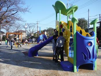 外谷津第2公園に設置された複合遊具と、そこで遊ぶ子供たちの写真
