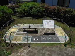 藤塚三本木第2公園敷地内に設置された、足つぼマッサージ用のタイル群の写真