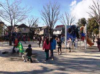 南側入口付近より撮影された、藤塚第3公園の遊具類とそこで遊ぶ子供たちの写真