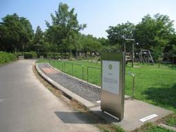 庄和総合公園敷地内の遊歩道沿いに設けられた、足つぼマッサージ用のレーンの写真