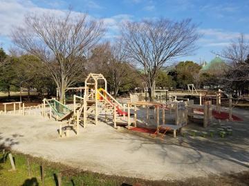 ネットやすべり台などのアスレチックがある、新しくなった庄和総合公園遊具広場の写真