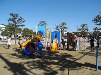 豊町第4公園に設置された複合遊具と、そこで遊ぶ子供たちの写真