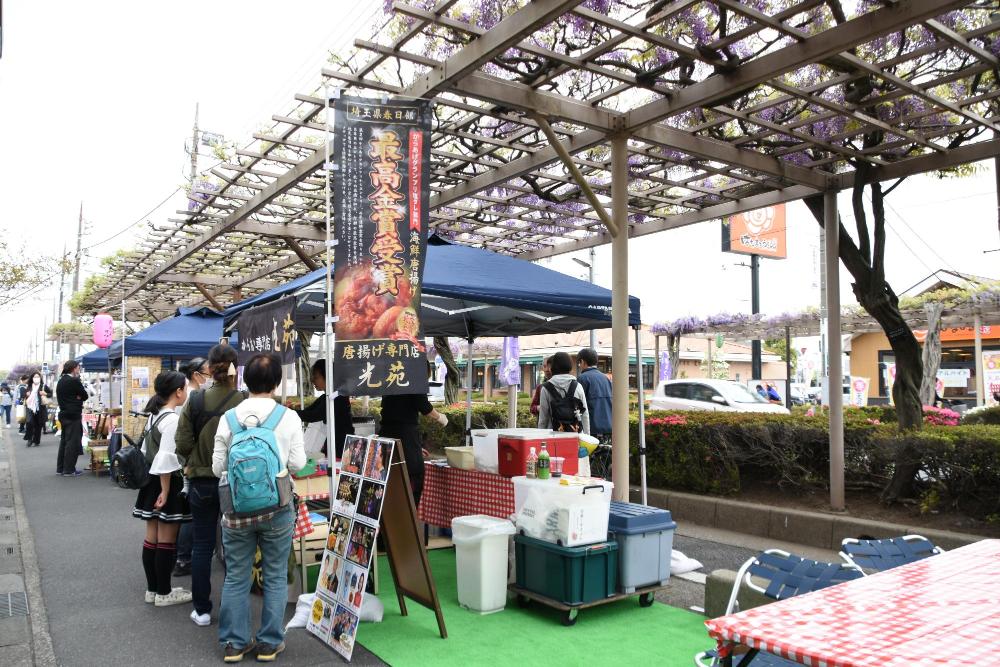 藤棚の下に軒を連ねる出店店舗