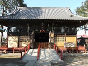 春日部市内にある檜板の瓦屋根が特徴的な西金野井香取神社を本殿正面から撮影した写真