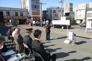 春日部駅付近の広場にて着工記念イベントによる挨拶をする石川市長の写真